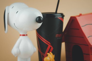 Samut Prakan, Tayland - 23 Eylül 2020: Snoopy Plastik içecek bardağı ve Woodstock patlamış mısır kovasını kapatın. Major Cineplex Group Plc 'in tanıtım filmi. Tayland 'ın en büyük sinemasını işletiyor..