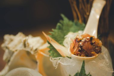 Buzlu Omakase balığı sashimi premium seti. Japon yemek tarzı.