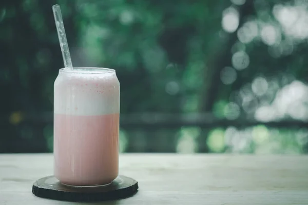 Фраппе Сладкий Розового Молока Стакане Вкусный Напиток Лета Деревянном Столе — стоковое фото