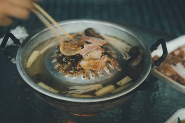 Domuz eti, et ve sebze ızgarası fırında. Adı Moo-ka -ta. Tatillerde Taylandlılar arasında popüler bir yemek.