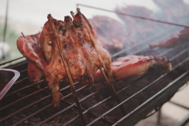 Bambuyla kaplanmış sıcak tavuklar, Tayland yerel yemekleri ve Tayland geleneksel yemekleri.