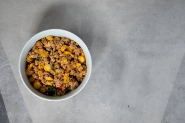 Ev yapımı kıyma, kızarmış bebek mısırı. Üst görünüm