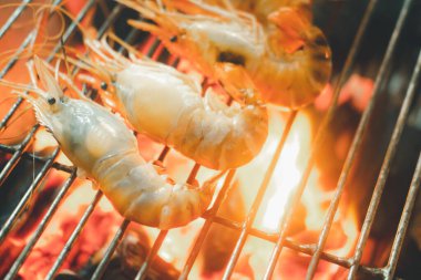 Izgara ızgara ızgara karides. BBQ şu anda açık havada.