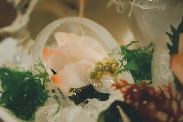 おまかせ魚刺身プレミアムセットが氷の上で提供される 和食のスタイル — ストック写真