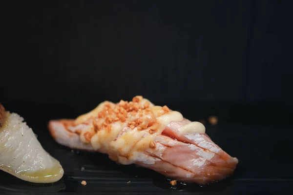 Gros Plan Dessus Sushi Saumon Grillé Brûlé Avec Mayonnaise — Photo
