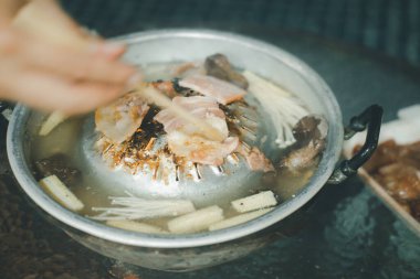 Domuz eti, et ve sebze ızgarası fırında. Adı Moo-ka -ta. Tatillerde Taylandlılar arasında popüler bir yemek.