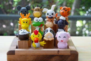 Bir dizi Çin zodyak oyuncağı, Koç, aslan, gemini, boğa, akrep, akvaryum, balık, yay, terazi, başak, oğlak ve kanser.