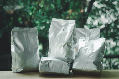 Sehpanın üzerinde kahve, çay ve baharat, atıştırmalık ve böğürtlen paketleri