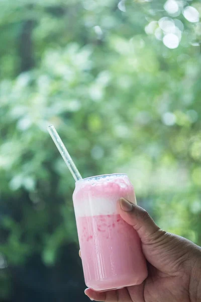 Sosteniendo Vaso Leche Fresca Rosa Con Fondo Borroso Naturaleza — Foto de Stock