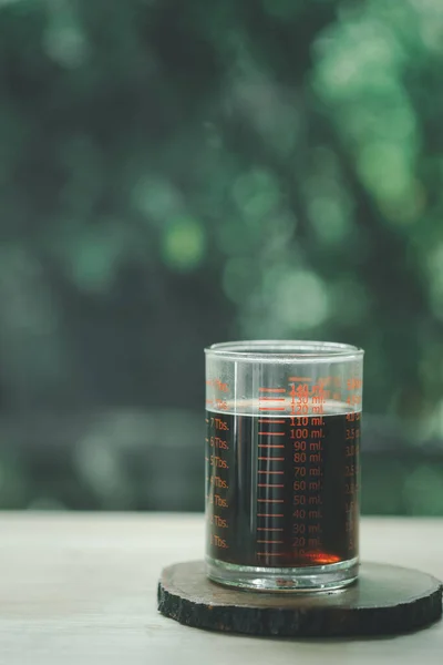 Ein Glas Espresso Auf Einem Holztisch — Stockfoto