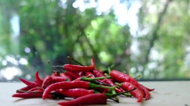 Biber ahşap masaya düşüyor, yavaş çekim.