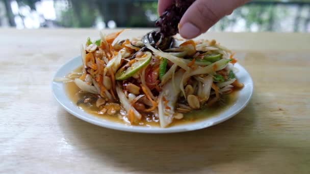 Somtum Thai Salada Mamão Verde Picante Comer Com Arroz Preto — Vídeo de Stock