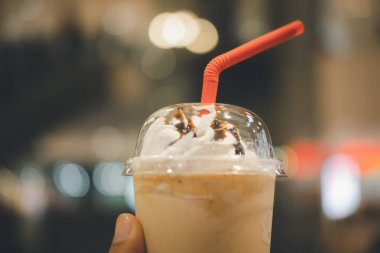 Üzerine krem şanti ve kırmızı tüp ile harmanlanmış soğuk kahve. Hazırda bekle.