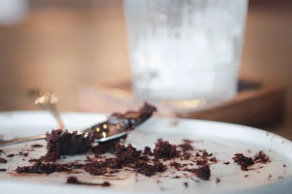 Assiette Sale Blanche Vide Avec Des Miettes Gâteau Chocolat Après — Photo