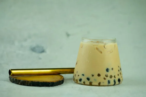 Μικρό Ποτήρι Παγωμένο Τσάι Γάλακτος Και Μαργαριτάρι Χρυσό Καλαμάκι — Φωτογραφία Αρχείου