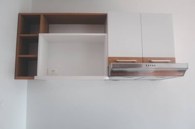 Ahşap raflı modern mutfak ve beyaz kapüşonlu apartman dairesi.