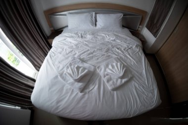 Fisheye geniş açılı dekoratif modern yatak odası özel çevresel sakin bir otel.