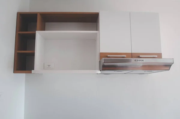 Cuisine Moderne Avec Étagère Bois Hotte Sur Mur Blanc Condominium — Photo