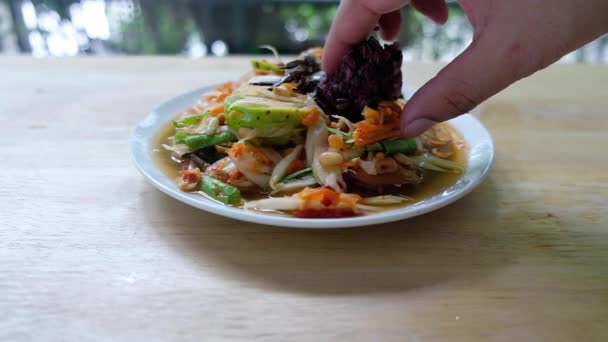 Сомтум Тайский Пряный Зеленый Салат Папайя Едят Черным Острым Рисом — стоковое видео
