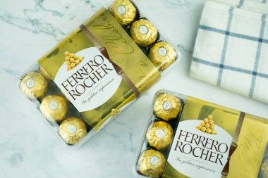 Bangkok, Tayland - 4 Ekim 2020 Ferrero Rocher - yuvarlak çikolatalar. Markalı ambalajda şeker, herkes için tatlı bir zevk..