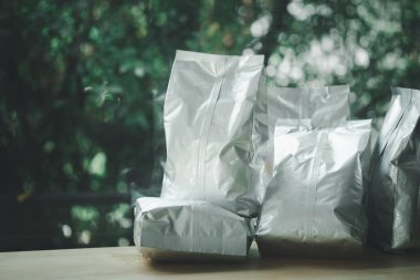 Kahve çekirdekleri, çay ve baharatlar için ambalaj, ahşap masada atıştırmalıklar ve böğürtlen