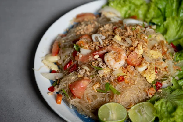 Pikantna Sałatka Vermicelli Owocami Morza Świeże Warzywa Tajski Domowe Jedzenie — Zdjęcie stockowe