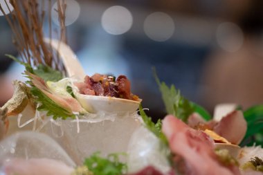 Buzlu Omakase balığı sashimi premium seti. Japon yemek tarzı.