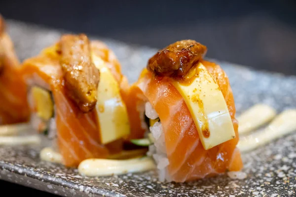 Gros Plan Rouleau Sushi Saumon Frais Avec Fromage Sur Dessus — Photo