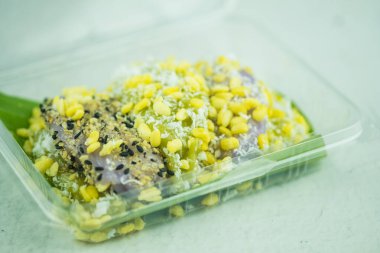 Mung fasulyeli pirinç krepi, muz yaprağının üzerine konan geleneksel bir Tayland tatlısıdır..