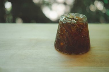 Ahşap masada buzlu meşrubat ferahlatıcı içecek.