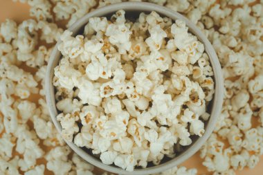 Kasede patlamış mısır yığınının en üst görüntüsü ve masaya yayılmış.