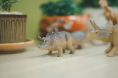 Oyuncak plastik dinozorlardan oluşan kalabalığın seçici odak noktası