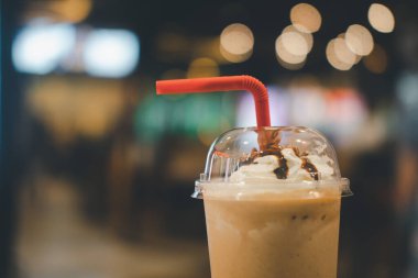 Üzerine krem şanti ve kırmızı tüp ile harmanlanmış soğuk kahve. Kapat.