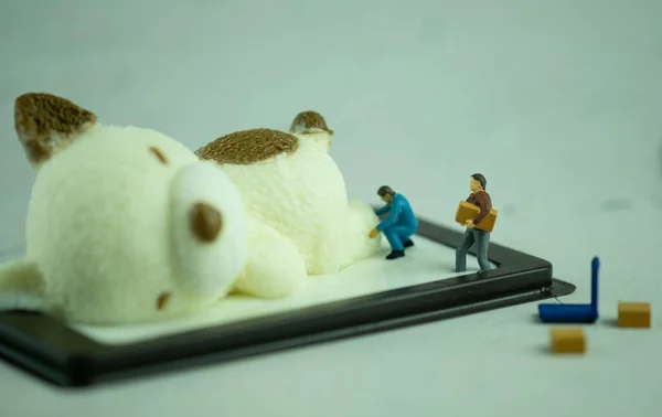 Trabalhadores Miniatura Descarregando Geléia Leite Coco Forma Urso Cozinhar Conceito — Fotografia de Stock