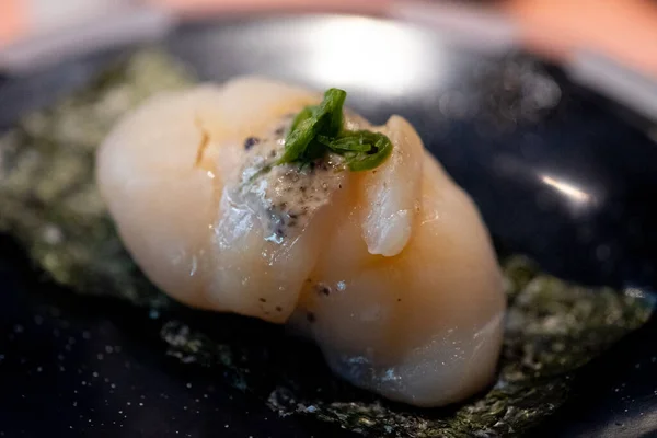 Vieiras Sushi Japonesas Servidas Lençol Algas Foco Seletivo — Fotografia de Stock