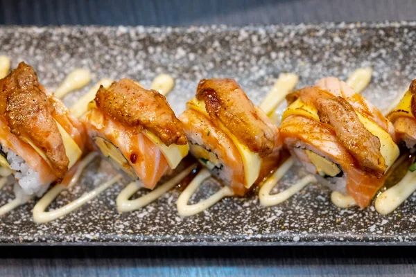 Aproape Rola Sushi Somon Proaspăt Brânză Partea Sus Stil Alimentar — Fotografie, imagine de stoc