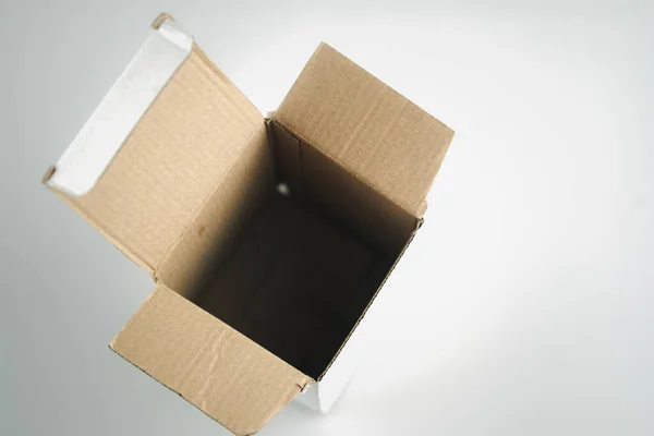 Beyaz Arkaplanda Düz Beyaz Karton Kutu — Stok fotoğraf