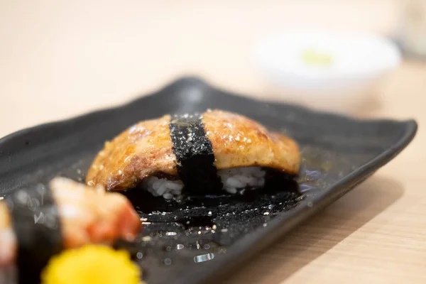 Foie Gras Sushi Farfurie Neagră Restaurantul Japonez Focalizare Selectivă — Fotografie, imagine de stoc