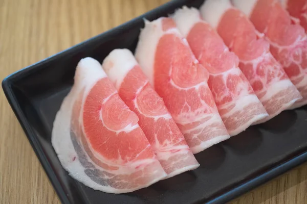 Dünne Streifen Frisches Schweinefleisch Schwarzen Tablett Bereit Für Shabu Oder — Stockfoto