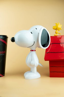 Samut Prakan, Tayland - 10 Ekim 2020: Major Cineplex Group Plc 'ten bir dizi patlamış mısır kovası ve Snoopy ve Woodstock oyuncağı.