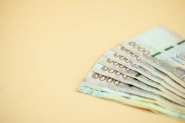 Turuncu arka planda Tayland 1,000 baht banknot