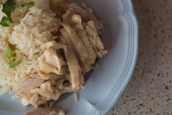 海南鶏飯や蒸し鶏飯の選択的な焦点は アジアで人気の中華料理です — ストック写真