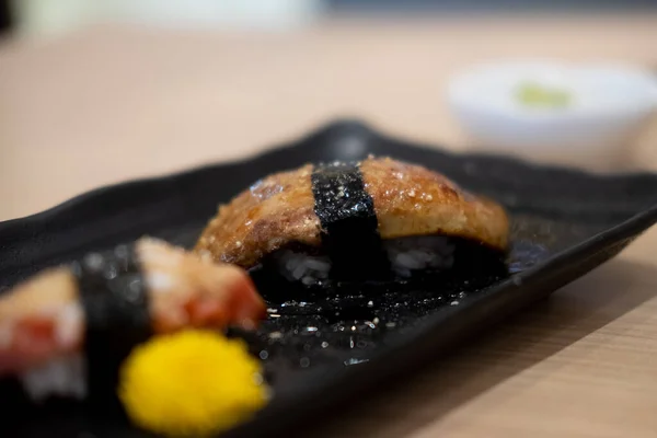 Foie Gras Sushi Grătar Farfurie Neagră Mâncare Tradițională Japoneză — Fotografie, imagine de stoc