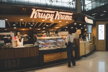 Bangkok, Tayland - 10 Ekim 2020: Suvarnabhumi Havalimanı 'ndaki Krispy Kreme Donut Dükkanı' nın dış görünümü