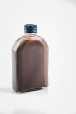 Beyaz bir arka planda retro tarzı taze çikolatalı milkshake.