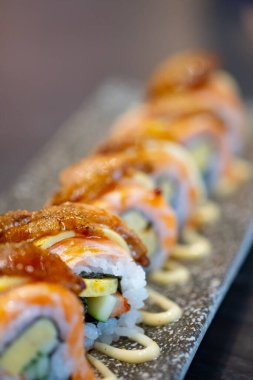 Taze somonlu suşiyi kapatıyoruz, üstünde peynir var. Japon yemek tarzı.