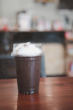 Kahve dükkanında sütlü sütlü buzlu Mocha kahvesi.