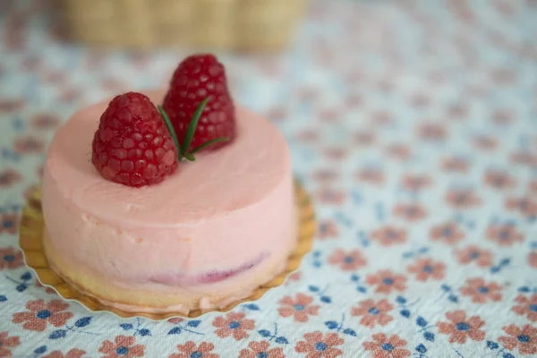 粉红慕斯甜点装饰与两个新鲜浆果 — 图库照片