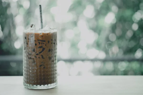 Café Gelado Mocha Vidro Sobre Mesa Madeira Com Fundo Natureza — Fotografia de Stock