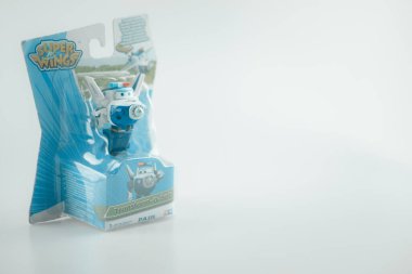 Bangkok, Tayland - 14 Ekim 2020: beyaz arka plandaki süper kanatlı karakter oyuncağı. Süper Kanat Netflix 'in en sevdiği çizgi film..